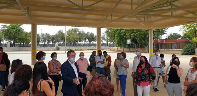 Espadas, durante la visita al CEIP 'Juan Ramón Jiménez'