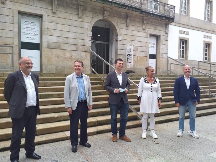 El secretario xeral del PSdeG, Gonzalo Caballero, ante el museo Marco de Vigo, 'escoltado' por Abel Caballero, Carmela Silva, David Regades y Abel Losada.