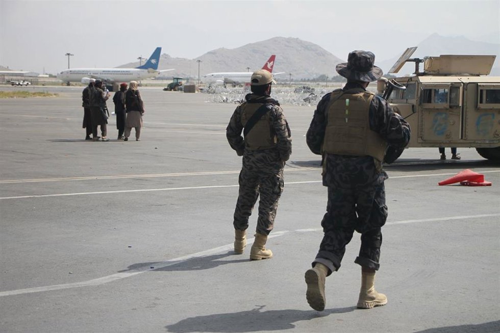 Milicianos talibán en el aeropuerto de Kabul