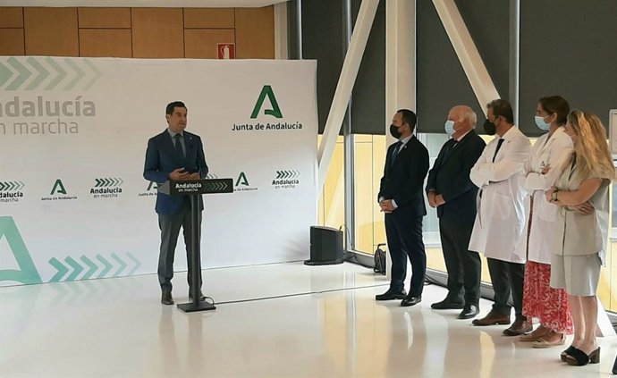 Juanma Moreno en su intervención en la visita al Hospital de la Janda en Vejer