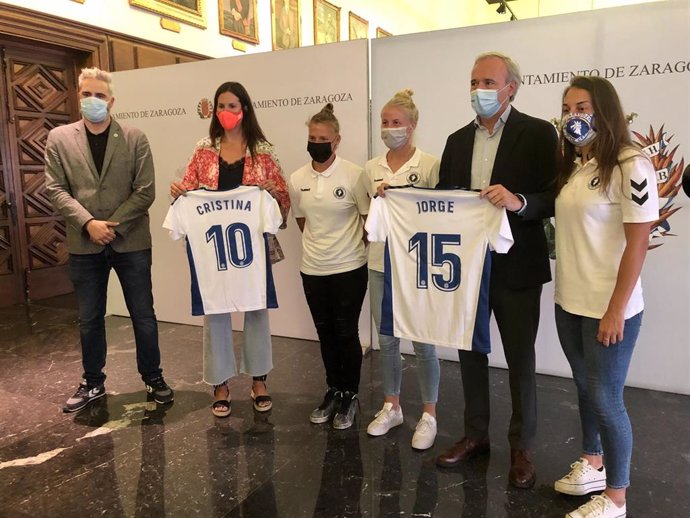 El alcalde y la concejala de Deportes han recibido al Zaragoza Club de Fútbol Femenino en el Ayuntamiento