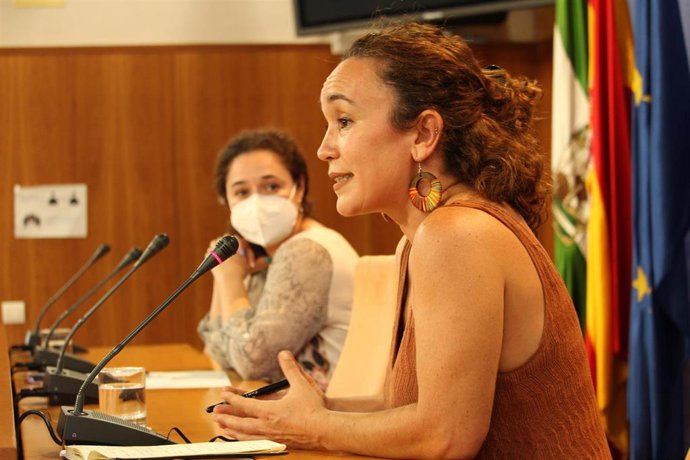 La portavoz adjunta de Unidas Podemos por Andalucía, Ana Naranjo, en rueda de prensa en el Parlamento.