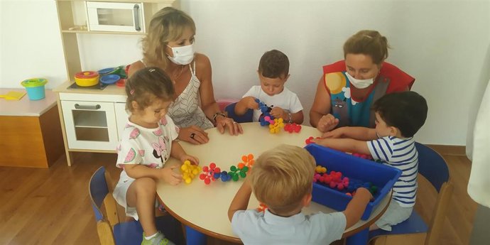 La delegada de Educación y Deporte de la Junta de Andalucía en Córdoba, Inmaculada Troncoso (izda.), con un grupo de niños de Educación Infantil.