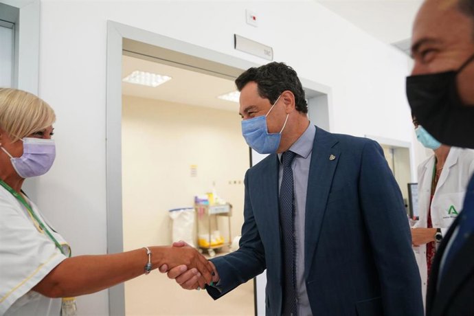 Juanma Moreno saluda al personal del Hospital de La Janda en Vejer