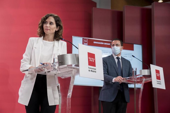 La presidenta de la Comunidad de Madrid, Isabel Díaz Ayuso y el consejero de Economía, Hacienda y Empleo del Gobierno regional, Javier Fernández-Lasquetty, durante una rueda de prensa posterior a la reunión del Consejo de Gobierno