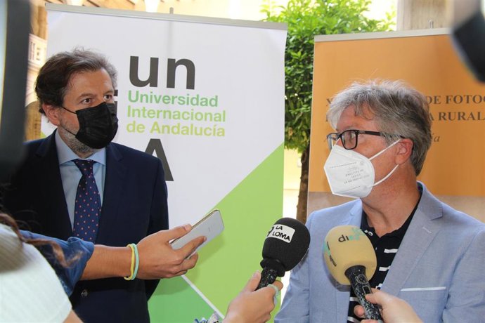 El director del Secretariado de la Sede Antonio Machado de Baeza (Jaén) de la UNIA, Juan Jiménez; y el gerente de la Fundación Caja Rural de Jaén, Luis Jesús García-Lomas, en la inauguración de la exposición 'Agricultura + Ecología'.