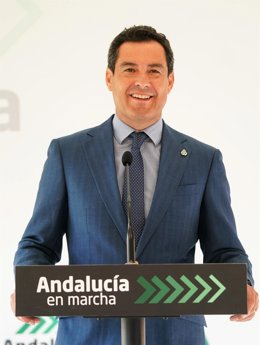 Juanma Moreno en su intervención en el Hospital de La Janda en Vejer