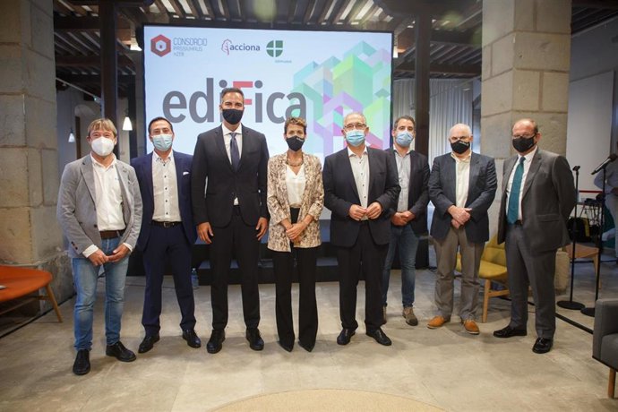 Koldo Monreal, director de EdiFica; Manuel Medina, Presidente consorcio Passivhaus; Iñaqui Carnicero, del MITMA; la presidenta Chivite; el alcalde de Pamplona; Miguel Rodríguez, vicepresidente de Passivhaus; José Mari Aierdi y Justo Vicente Pelegrini.