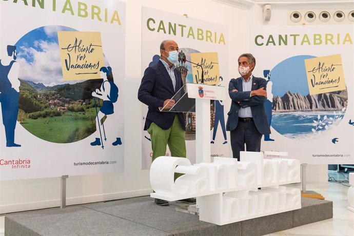 El presidente de Cantabria, Miguel Ángel Revilla, y el consejero de Industria, Turismo, Innovación, Transporte y Comercio, Javier López Marcano, presentan, en rueda de prensa, la campaña de promoción turística 'Cantabria, abierto por vacaciones'