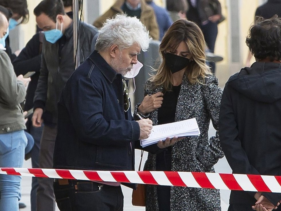Archivo - El cineasta Pedro Almódovar, junto con Penélope Cruz