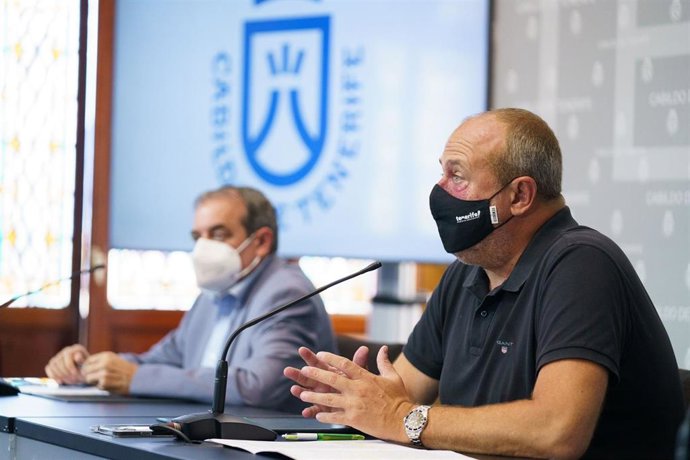 El administrador único de RTVC, Francisco Moreno, y el vicepresidente del Cabildo de Tenerife, Enrique Arriaga, en la presentación del convenio para emitir la serie 'Los guardianes de las siete llaves'