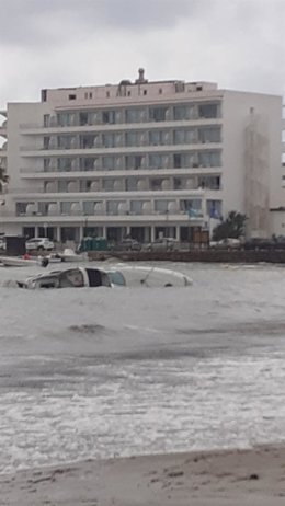 Un barco hundido frente a Es Canar, en Santa Eulria (Ibiza).