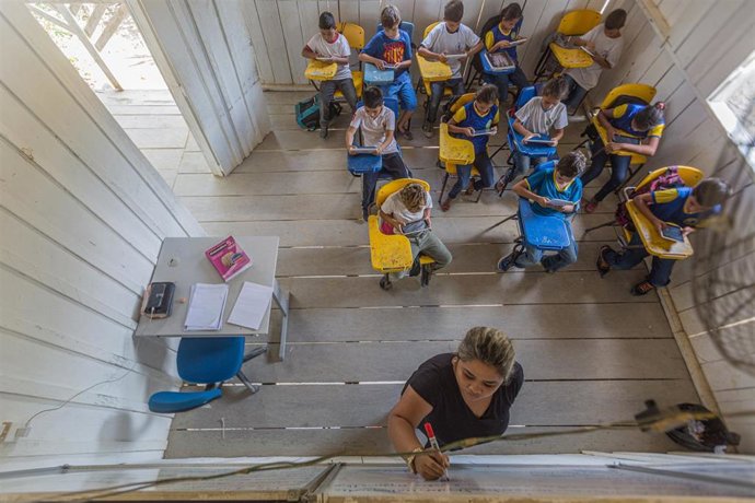 Archivo - Manaos (Amazon, Brasil) El programa de educación digital 'ProFuturo', impulsado por Fundación Telefónica y Fundación 'la Caixa', ha sido galardonado con el 'Premio WISE' a la innovación educativa de la Qatar Foundation