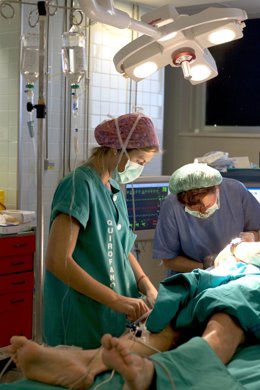 Archivo - Profesionales sanitarios del Virgen del Rocío