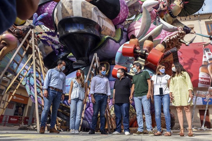 El secretario general del PP, Teodoro García Egea, junto a responsables del PP en la Comunitat Valenciana durante su visita a la falla del Pilar coincidiendo con el inicio de los actos falleros de 2021.
