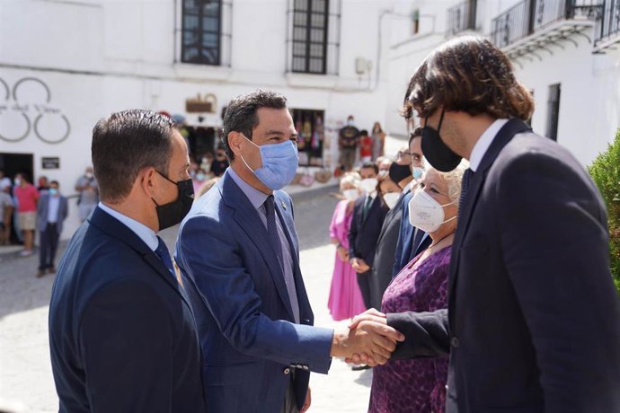 Juanma Moreno saludando a la Corporación Municipal de Vejer