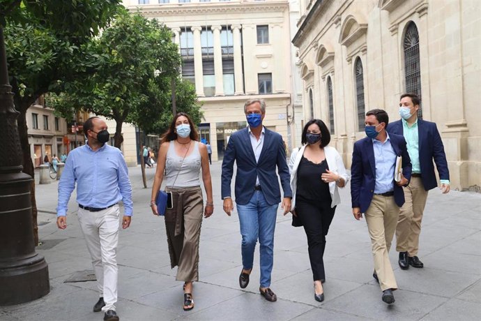 De la Rosa, con dirigentes del PP regional y provincial, a las puertas del Ayuntamiento.