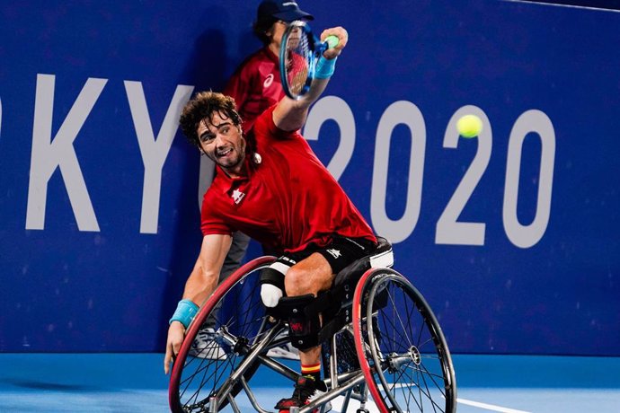 Archivo - Daniel Caverzaschi golpea una bola en su duelo de cuartos de final de los Juegos Paralímpicos de Tokio