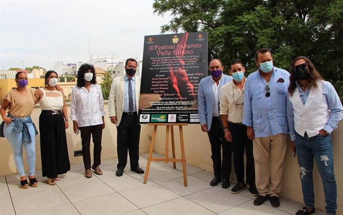 Cabrera, en el centro, junto al hermano mayor de Los Gitanos y artistas del festival flamenco.