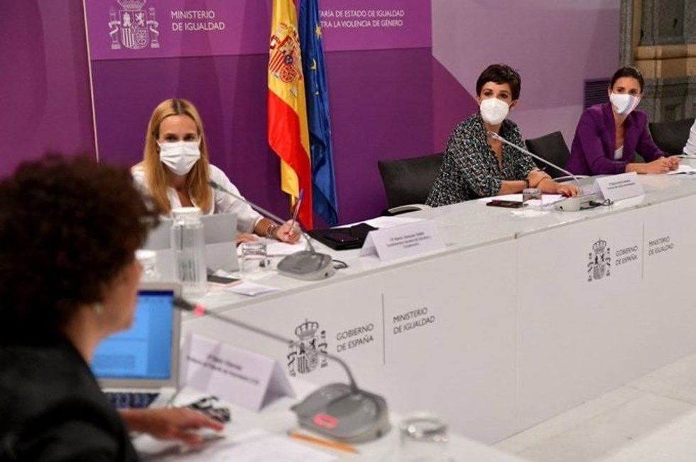 La ministra de Igualdad, Irene Montero, y la directora del Instituto de las Mujeres, Toni Morillas, reunidas en la sede del Ministerio