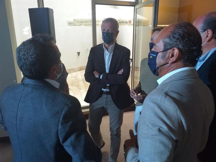 El vicepresidente de la Xunta, Alfonso Rueda,con representantes del sector hostelero y hotelero en Vigo.