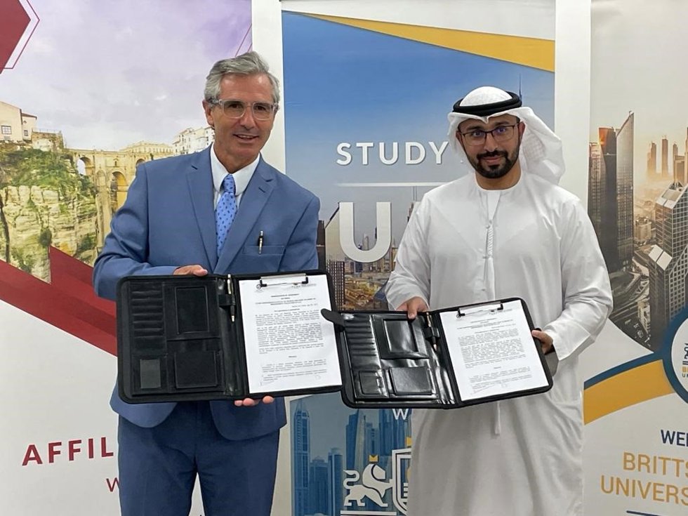 Pablo Blesa, vicerrector de Relaciones Internacionales y Comunicación de la UCAM, junto a Saif Ali Mohamed, miembro del Consejo de Dirección de Nest Academy of Management Education