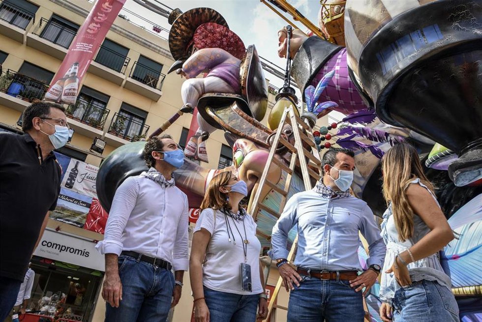 El secretario general del PP, Teodoro García Egea, durante su visita a la falla del Pilar de Valncia junto a responsables del PP en la Comunitat Valenciana.