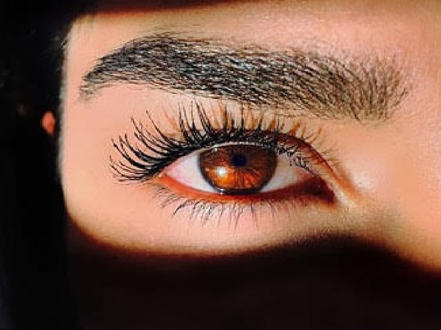 SEIS CONSEJOS PARA CUIDAR TUS PESTAÑAS Y CEJAS TRAS EL VERANO