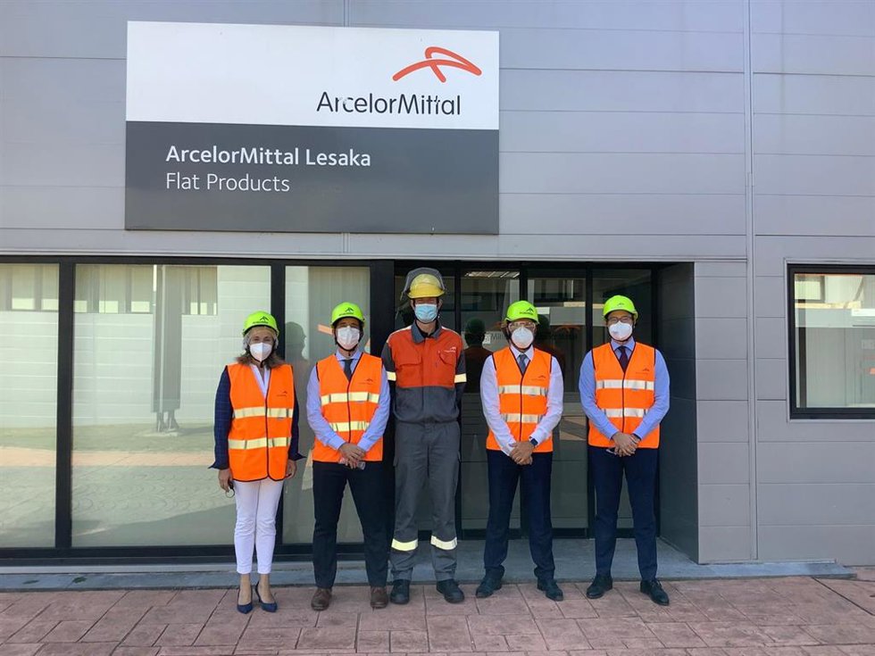 Izaskun Goñi, directora general de Política de Empresa, Proyección Internacional y Trabajo; Mikel Irujo, consejero de Desarrollo Económico y Empresarial; Delamarre Francois, plant manager Lesaka; Jesús Izcue, CEO AM Sur ArcelorMittal, y Carlos Fernández.