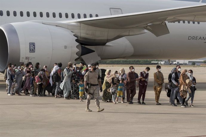 Ciudadanos afganos llegando a la base aérea de Torrejón de Ardo (Madrid) tras ser evacuados de Afganistán.