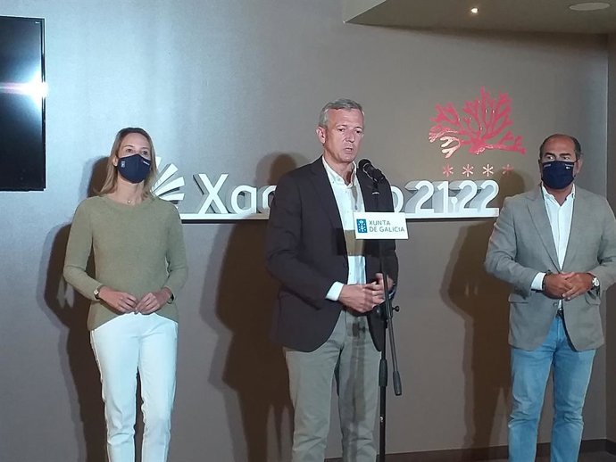 El vicepresidente primero y conselleiro de Presidencia, Xustiza e Turismo de la Xunta, Alfonso Rueda, junto a la delegada territorial de la Xunta en Vigo, Marta Fernández-Tapias y el presidente del Clúster de Turismo, Cesáreo Pardal.