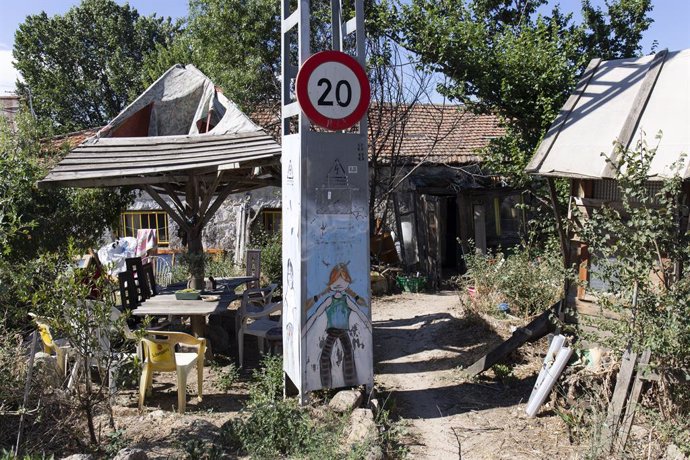 Archivo - El patio de una casa en la comunidad de Navalquejigo, a 12 de julio de 2021, en El Escorial, Madrid (España). Navalquejigo es una comunidad autogestionada que se encuentra entre los municipios de El Escorial, Galapagar y San Lorenzo de El Esco