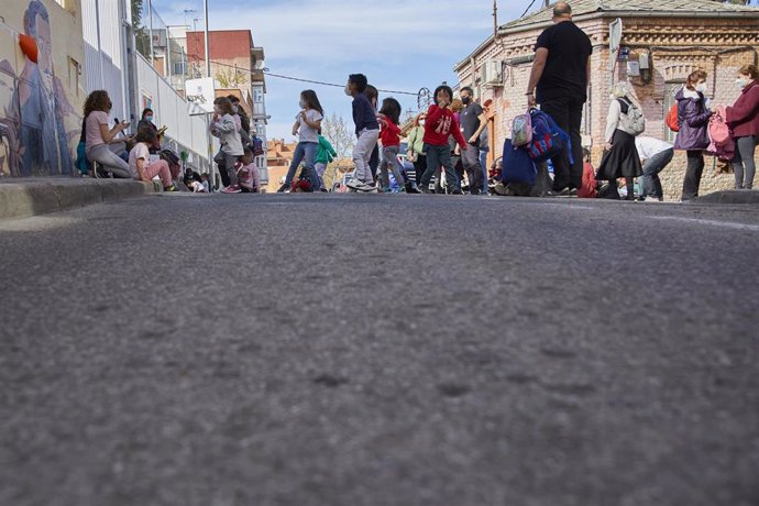 Archivo - Varios niños juegan y realizan actividades durante una protesta del movimiento revuelta escolar frente al colegio público Lope de Vega 