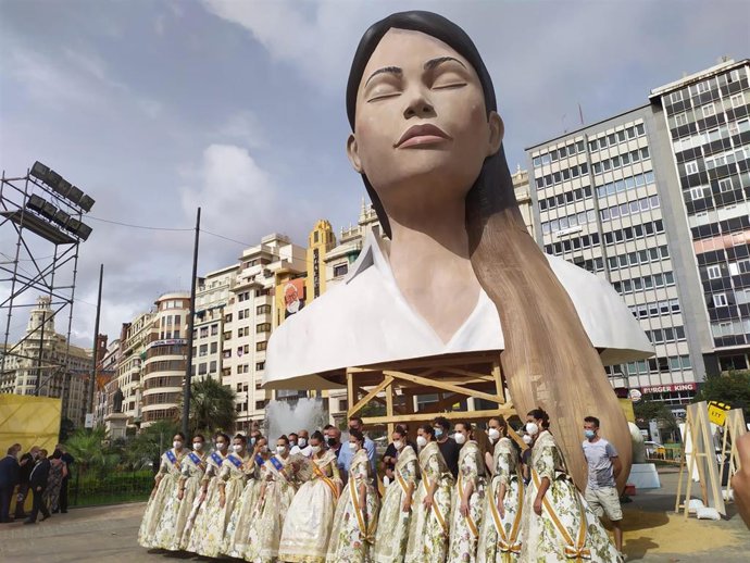La Fallera Mayor de Valncia, Consuelo Llobell, posa junto con su Corte de Honor frente a la falla municipal