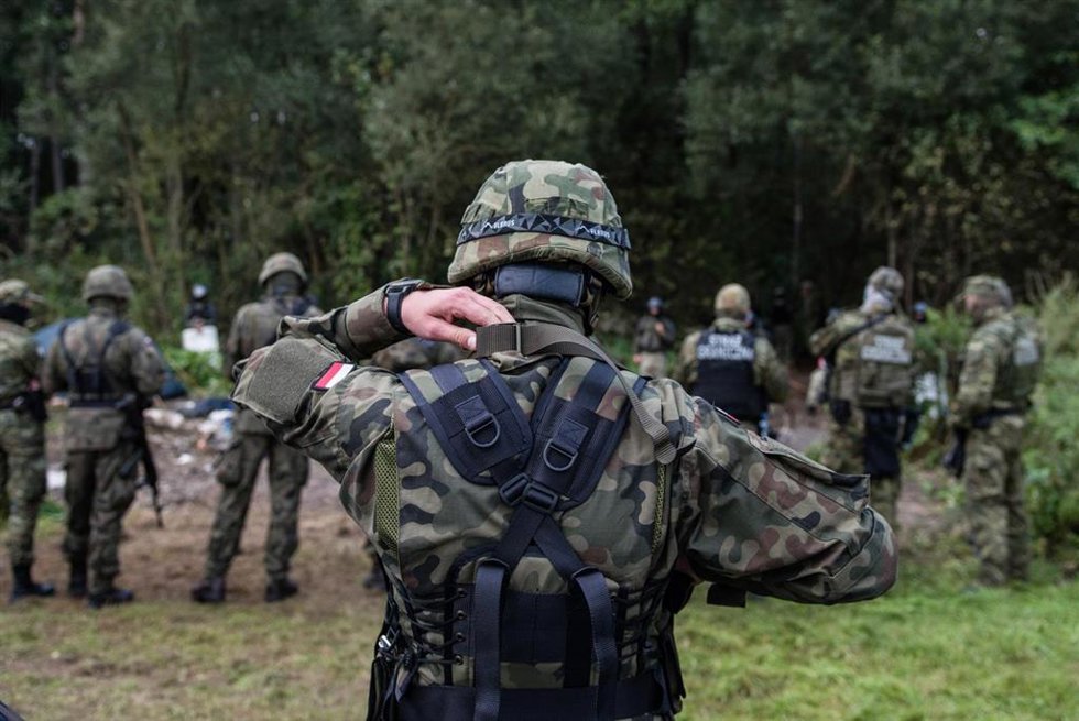 Policía polaca en la frontera con Bielorrusia
