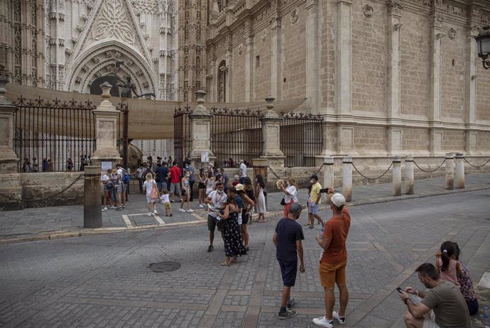 Turistas hacen cola para visitar la Catedral. 