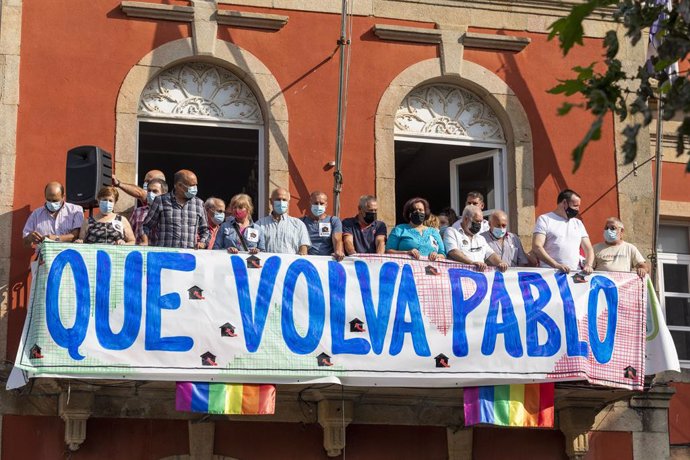 Un grupo de personas sostiene una pancarta en una concentración por la "situación agónica" del marinero gallego retenido en Yemen, a 28 de agosto de 2021, en Bueu Pontevedra, Galicia, (España). Convocada por la Central Unitaria de Traballadores (CUT), l