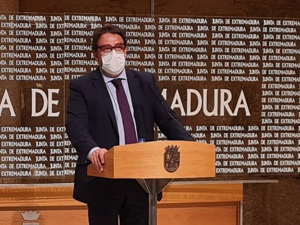 El vicepresidente segundo y consejero de Sanidad y Servicios Sociales de la Junta de Extremadura, José María Vergeles, en rueda de prensa para informar sobre la situación epidemiológica de la región por la Covid-19