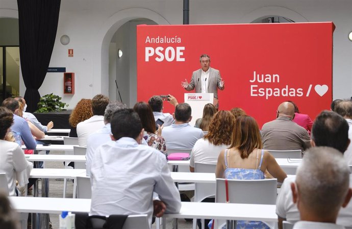 Archivo - El secretario general del PSOE-A, Juan Espadas, en Cádiz en la reunión de la Interperlamentaria de este partido, en una foto de archivo.