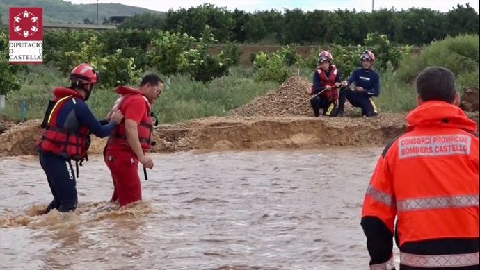 Bomberos trabajando en las inundaciones de Vinars
