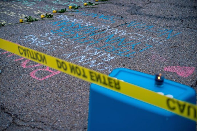 Flores y velas en un memorial en recuerdo a las víctimas de un tiroteo en un instituto de Colorado, Estados Unidos
