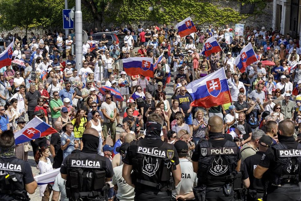 Archivo -  Agentes de policía hacen guardia frente al Consejo Nacional en Bratislava, durante una protesta contra las restricciones del coronavirus.