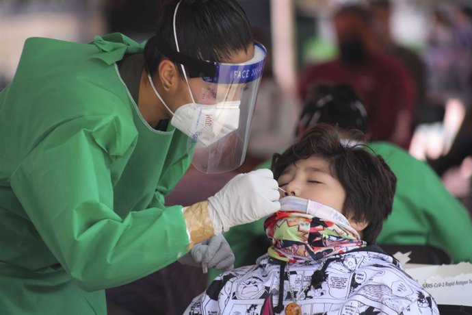 20 August 2021, Mexico, Toluca: A health worker takes a swab for a coronavirus test from a child at a test centre in Toluca. Photo: -/El Universal via ZUMA Press Wire/dpa