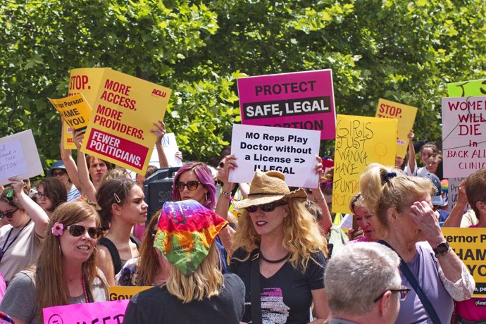 Archivo - 30 May 2019, US, St. Louis: Pro-abortion activists hold a rally in downtown St. Louis to protest the potential closing of a Planned Parenthood location, the last abortion clinic in the state. Photo: Steve Pellegrino/ZUMA Wire/dpa
