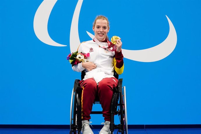 Marta Fernández con su medalla de oro de los 50 braza SB3 de los Juegos Paralímpicos de Tokio