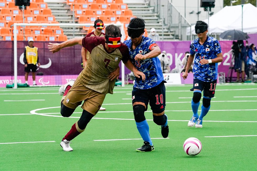 Sergio Alamar intenta escaparse de un rival en el España-Japón de los Juegos Paralímpicos de Tokio
