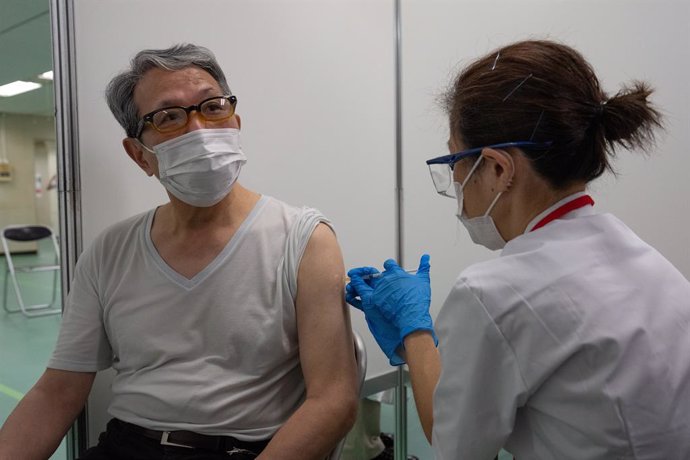 Archivo - 24 May 2021, Japan, Tokyo: A pensioner receives the Moderna coronavirus vaccine at the newly-opened mass vaccination centre. Photo: Carl Court-Pool/ZUMA Wire/dpa