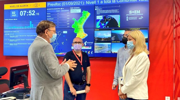 El presidente de la Generalitat, Ximo Puig, y la consellera de Justicia, Gabriela Bravo, durante su visita al Centro de Coordinación de Emergencias para conocer las consencuencias de las últimas tormentas.