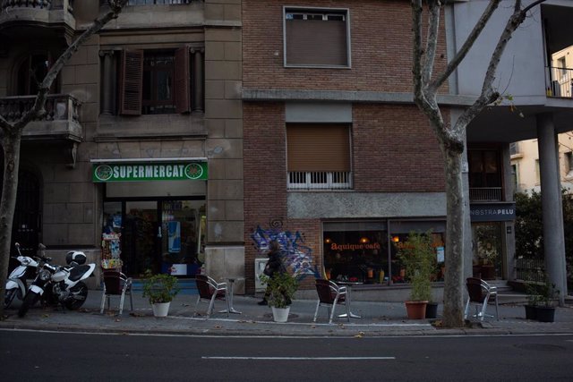Archivo - Sillas vacías en una terraza de una céntrica calle de Barcelona. Foto de archivo.