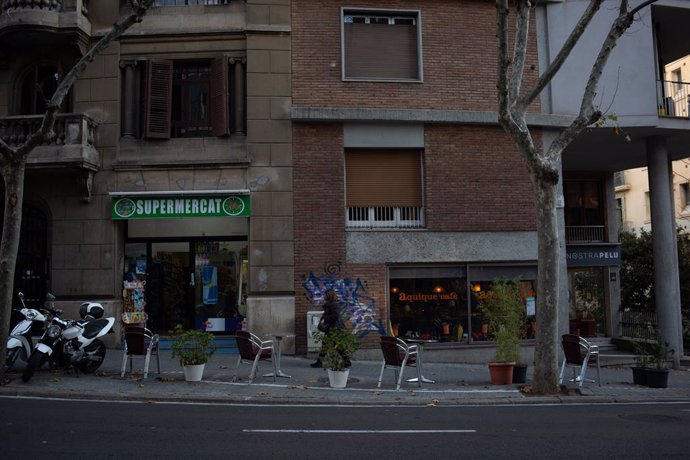 Archivo - Arxivo - Cadires buides en una terrassa d'un cntric carrer de Barcelona. Foto d'arxiu.